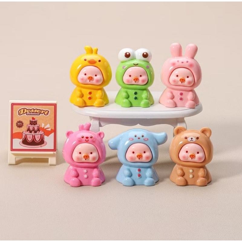 (พร้อมส่งในไทย) ตุ๊กตาหมูเรซิ่น ชุดหมูกันฝน