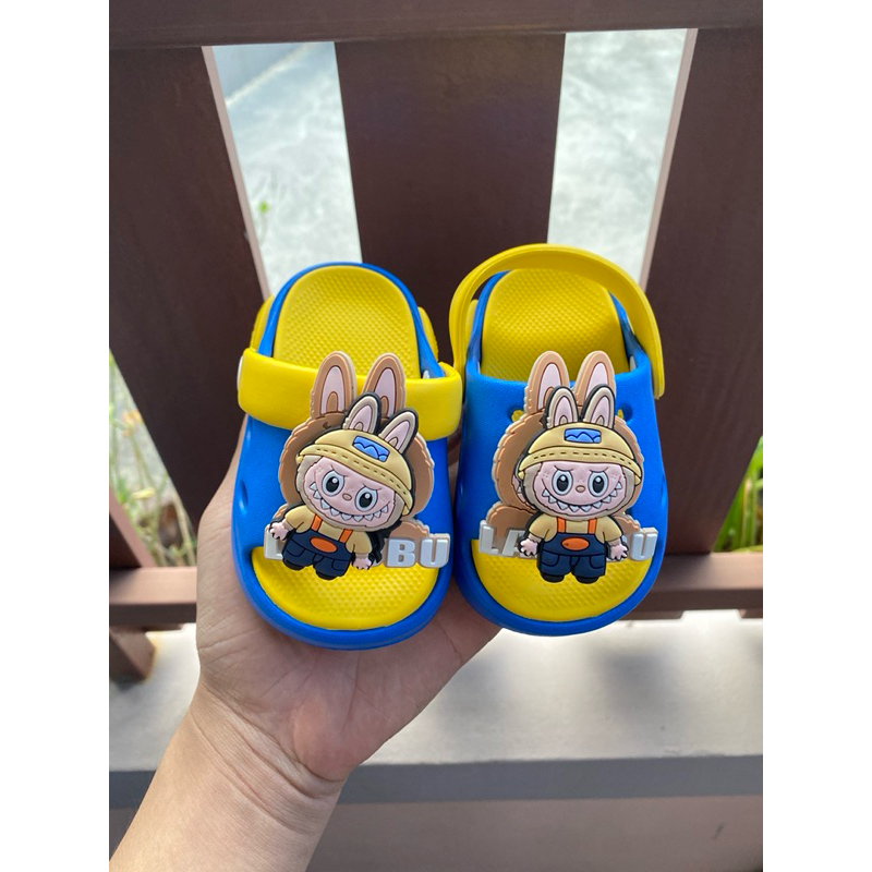 ”พร้อมส่งจากไทย“รองเท้ารัดส้นเด็กลาบูบู้ หน้าหมุนได้ พื้นนุ่มเบา เด็กชาย เด็กหญิง