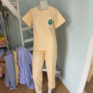 #เสื้อผู้ช่วยคนไข้คอกลมกระดุมบ่าสีเหลืองเกรดA