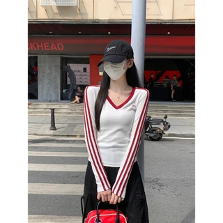 Beryl เสื้อยืดแขนยาวคอวีลายทางสำหรับผู้หญิงพร้อมเสื้อทรงเข้ารูปปักโบว์