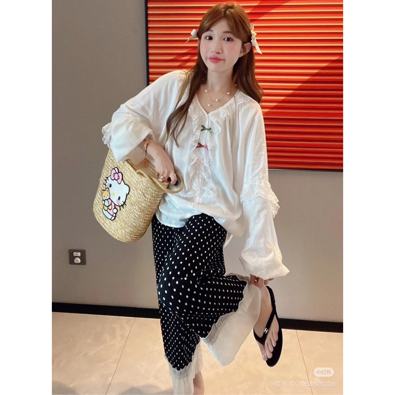เสื้อแขนยาวสีขาวแต่งระบายสีขาวสวยมาก