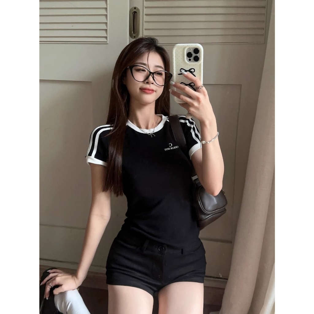 เสื้อยืดแขนสั้นลายทางสีดำ ทรงไหล่ตรง เข้ารูป เน้นสัดส่วน สไตล์ยุโรป-อเมริกา รุ่นใหม่สำหรับฤดูร้อน