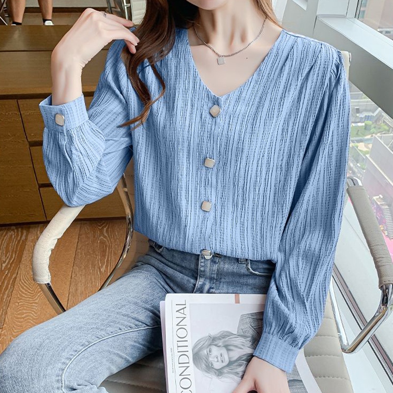 เข้าใหม่พร้อมส่งมาก เสื้อผ้าแฟชั่นสำหรับสาวๆ งานเสื้อคอวีแต่งลายกระดุมน่ารักมาก มีให้เลือกหลายสี งานผ้าดีเนื้อเบาสบาย