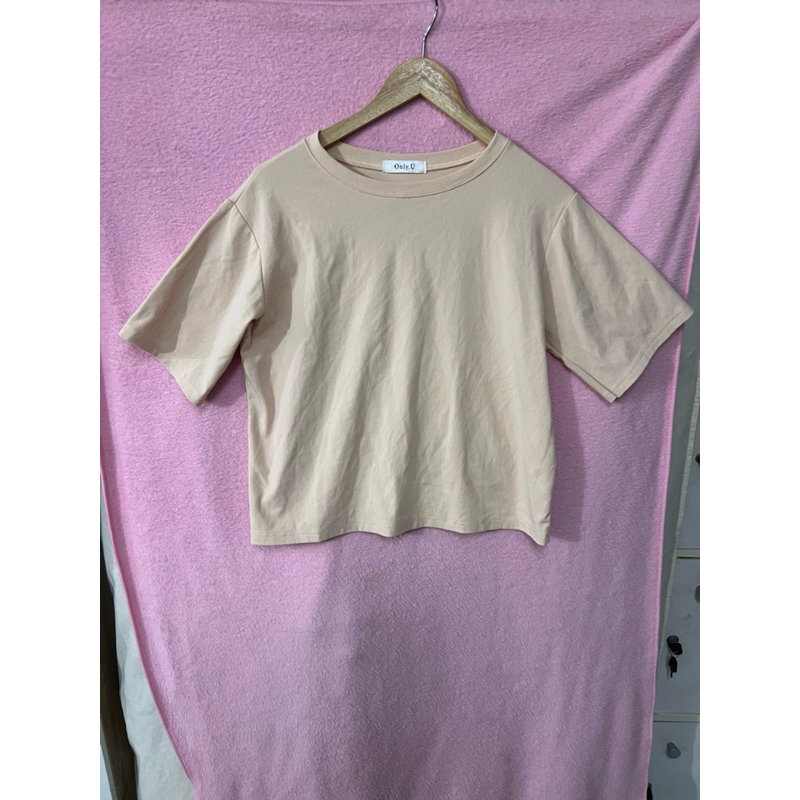 เสื้อยืดคอกลม สีเนื้อ ผ้ายูนิ ป้าย Only.u