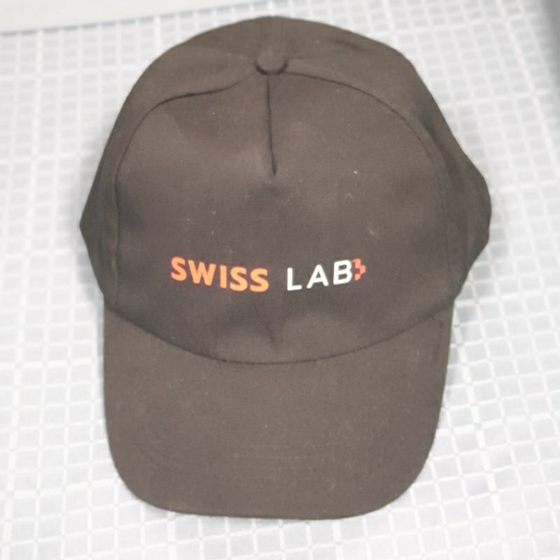 หมวก SWISS LAB สีดำ ด้านหลังขยายขนาดได้