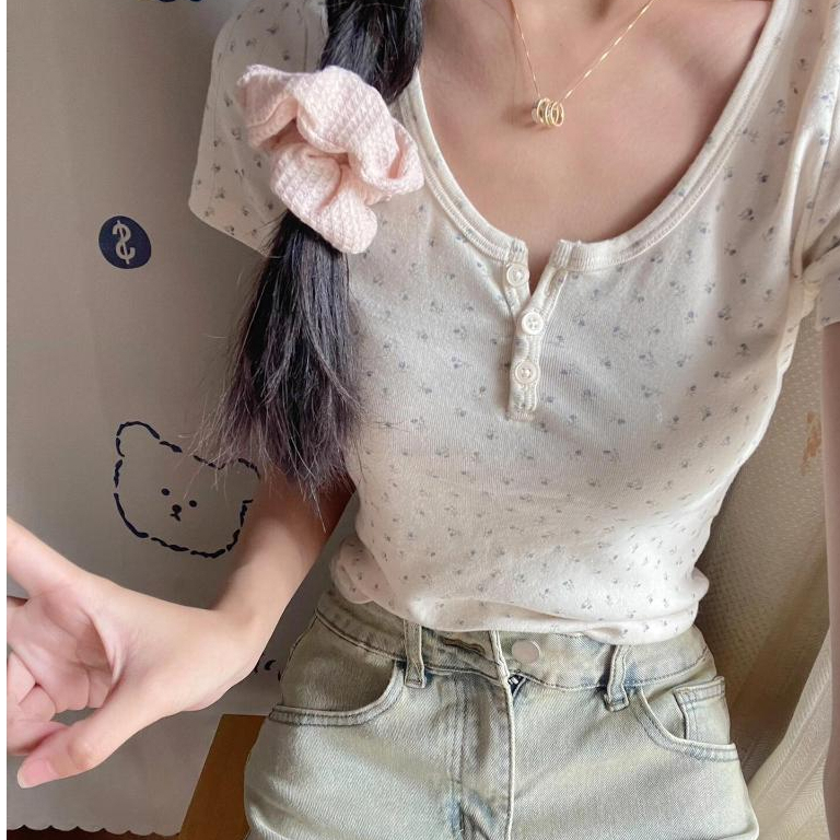 พร้อมส่ง เสื้อครอปเเขนสั้นสีนวลลายดอกไม้ สไตล์เกาหลี8901-8902