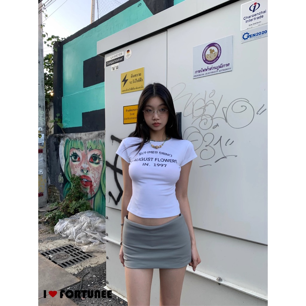 ❣Fortunee ❣ เสื้อยืดแขนสั้นสีขาวพิมพ์ลายตัวอักษร ดีไซน์คอกลมปกติ ทรงเข้ารูปช่วยกระชับเอว ความยาวสั้น สไตล์สาวเปรี้ยว