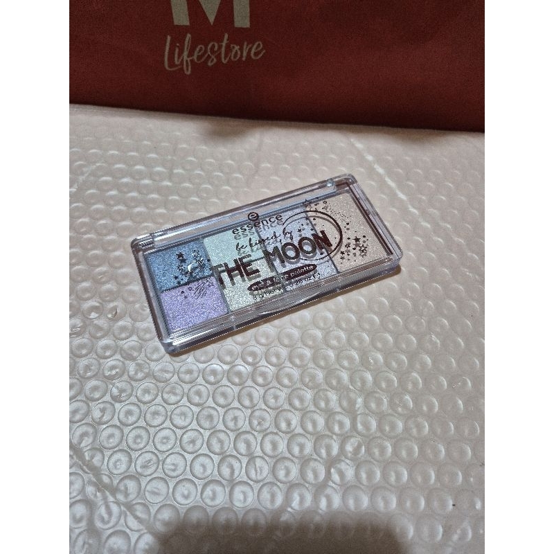 Essence eyeshadow be kissed by the moon