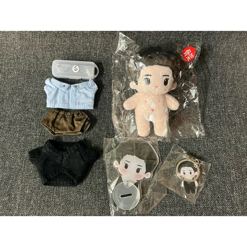 ตุ๊กตา 10 cm มีกระดูก wang yibo doll ( doll / 3 pcs cloth / 1 glasses/ standee / keychain)