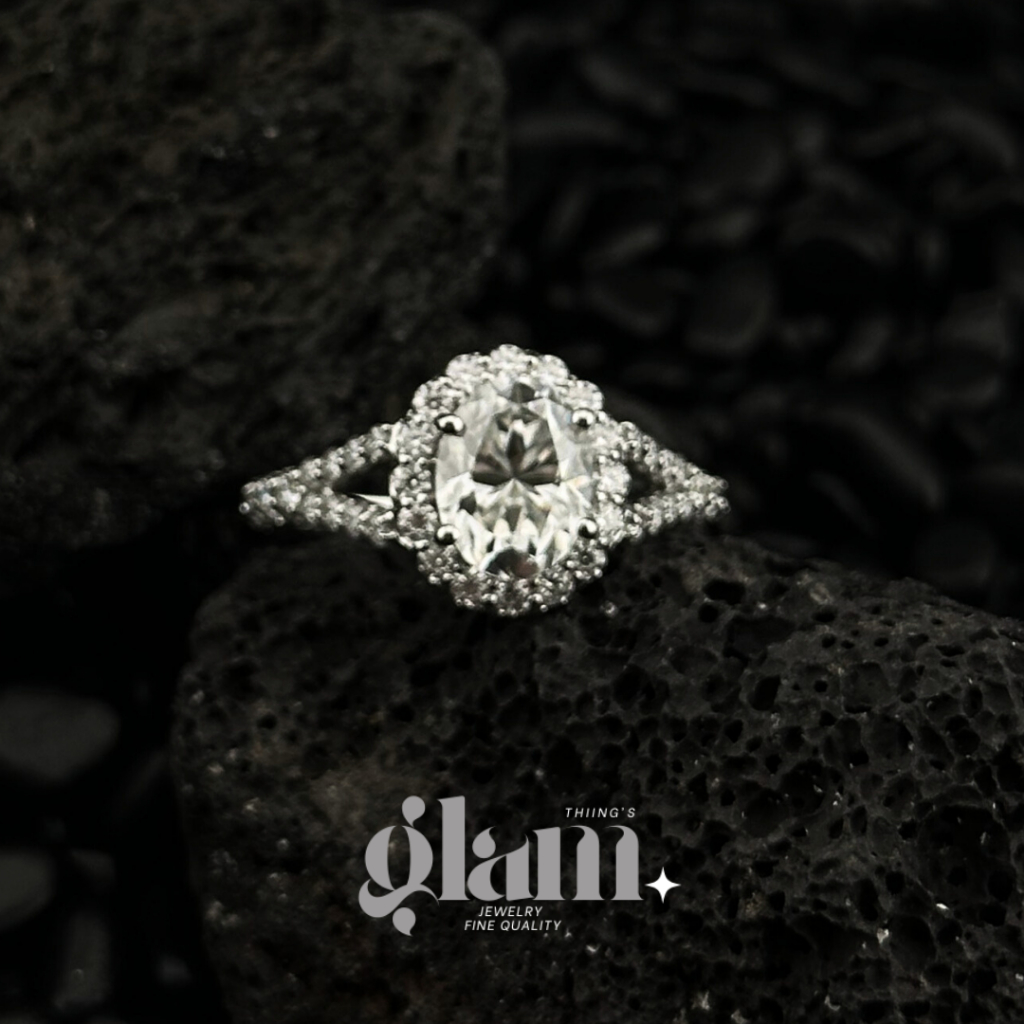 S3-8 *พร้อมส่งจากไทย* แหวนเพชรล้อม Moissanite (โมอีส) ทรง Oval Cut 2.0 ct.