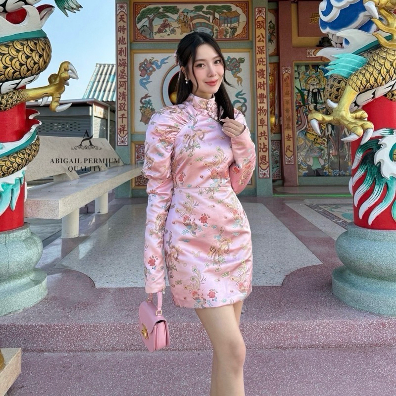 เดรสแขนยาว คอกุ๊น แต่งกระดุมเรียงยาว แขนตีพองสูง ตัวเดรสแบบสั้นทรงเข้ารูป #abi