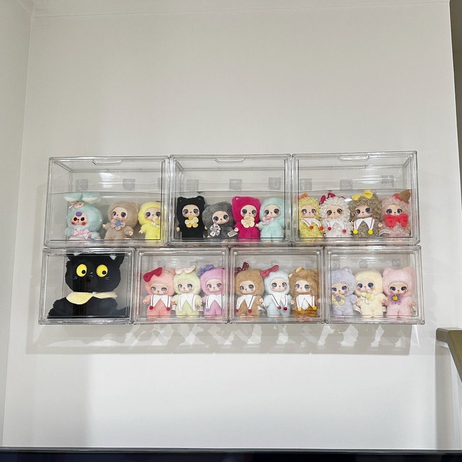 กล่องใสของ ตู้โชว์โมเดลสามชั้น แบบสูง สีไปร่งใส ฝาปิดแม่เหล็ก มีแผ่นกาวแถมให้ สามาถติดกับผนังได้ - รูปที่ 2