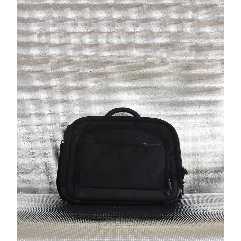 กระเป๋าใส่ผ้าแซมโซไนท์ Samsonite สีดำ (มือสอง สภาพ 90 %)