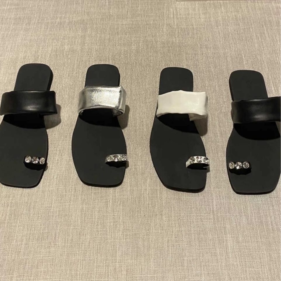 [Limited Offer] รองเท้าเเตะพรีเมี่ยมคละแบบ พื้นนิ่มใส่สบาย ราคาโรงงาน