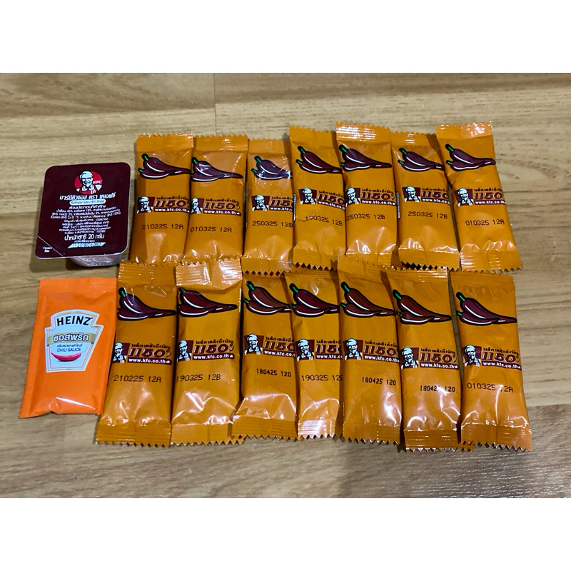 KFC ซอสพริกแบบซอง 1 ชุด จำนวน 14 ซอง แถมฟรีซอสบาร์บีคิว หมดอายุวันที่ 21.02.2025