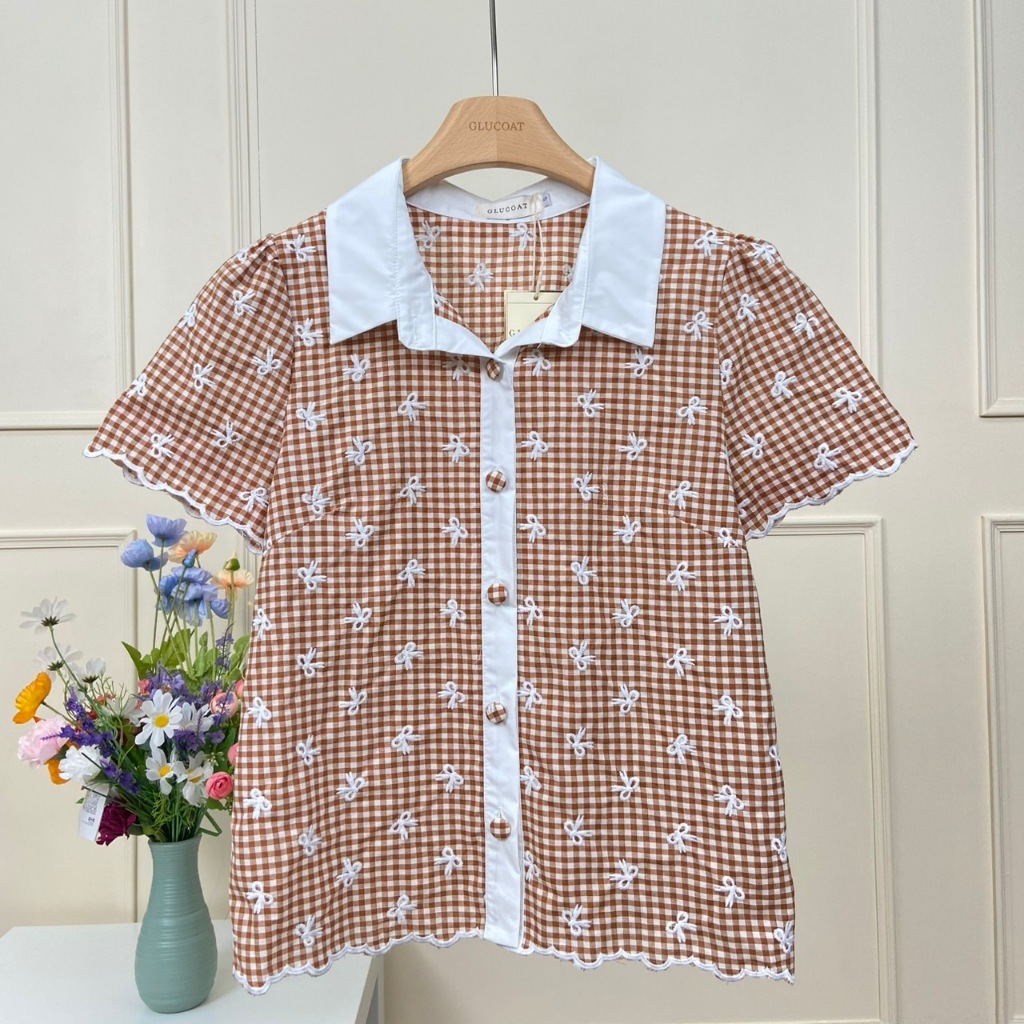 T246 เสื้อสีน้ำตาล ปกสีขาวทรงเชิ้ต กระดุมหน้าใช้งานได้ ปักโบว์สีขาว