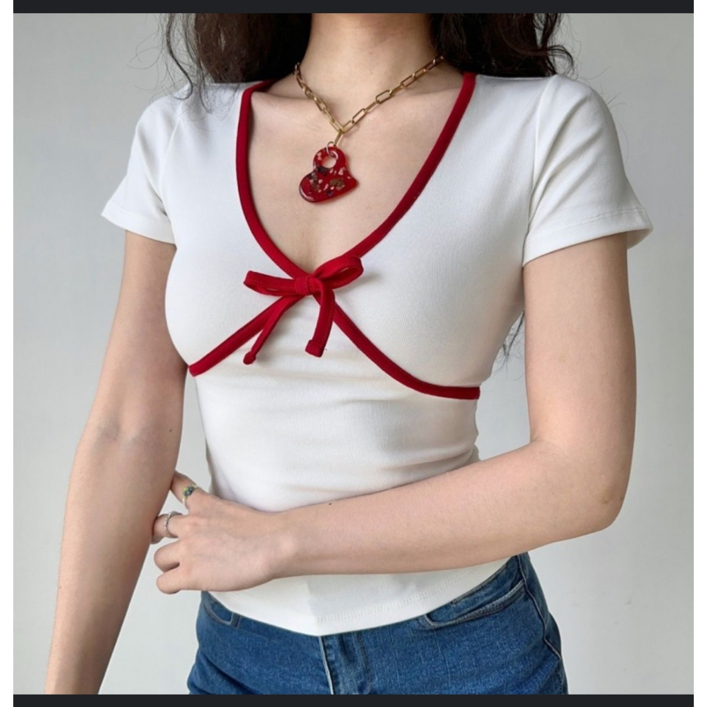 ป้าย suit cute size S เสื้อยืดแขนสั้นผ้าโพลีสีขาวแต่งโบว์แดง  รอบอก 32-36 ความยาว 19 นิ้ว  แม่ค้าใส่