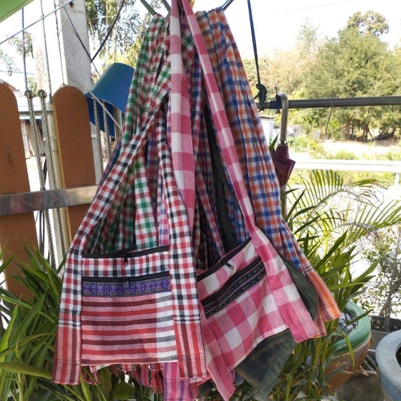 กระเป๋าผ้าฝ้ายHand Made มีซิปรูปทรงทันสมัย ใช้สะพายเข้ากับทุกชุด มีกระเป๋า2ชั้น