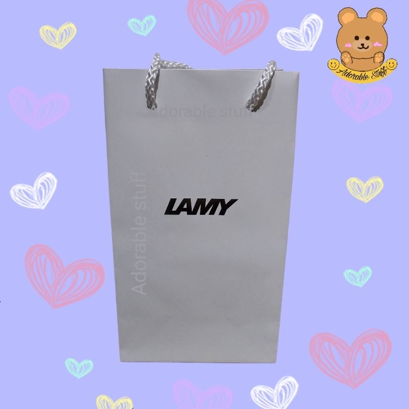 ถุงกระดาษLamy (สามารถใส่กล่องปากกาได้ 3 กล่อง) >> กรณีซื้อเพิ่ม ปกติจะแถมฟรีอยู่แล้วเมื่อซื้อปากกาแบบกล่องแข็ง