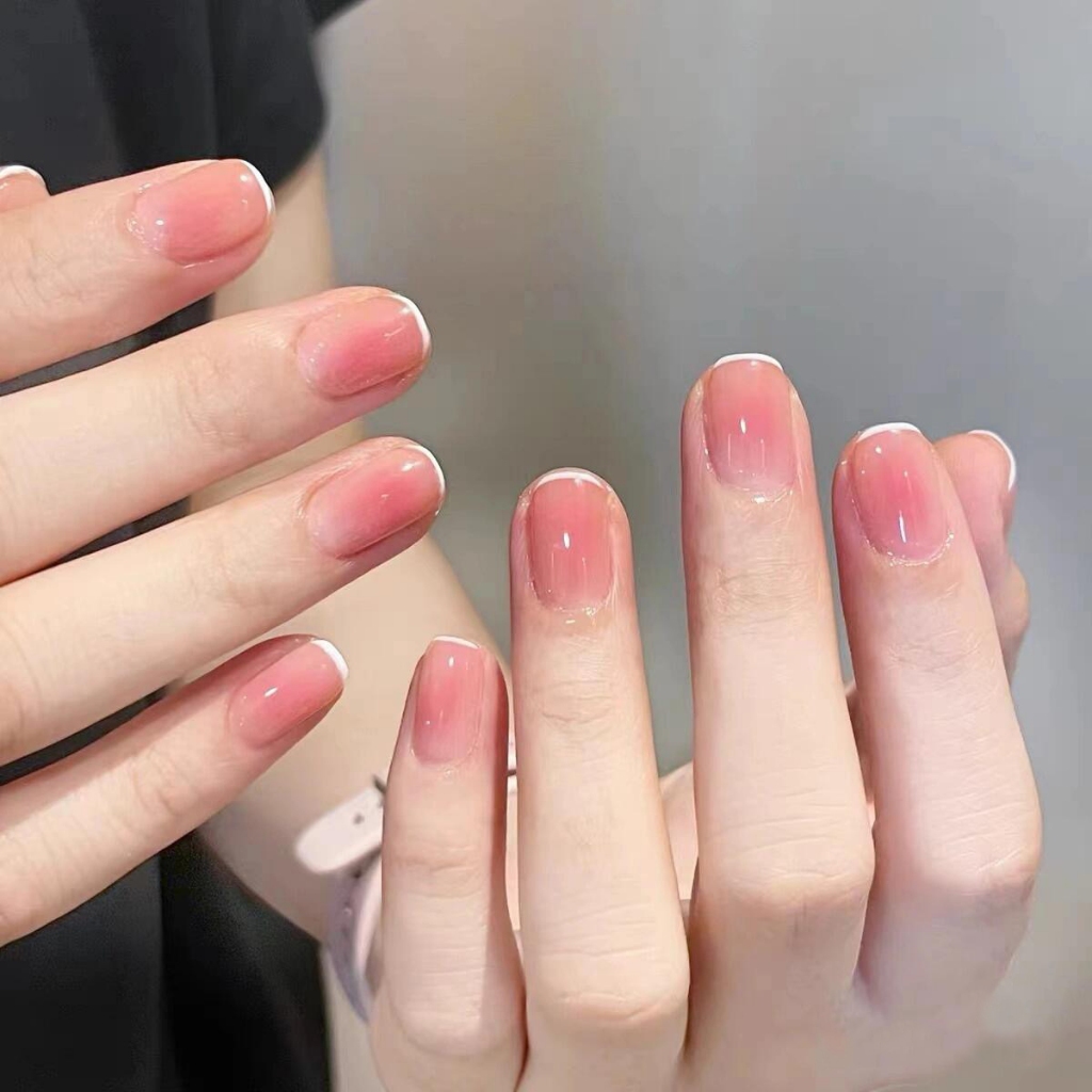 【TT350】ไล่โทนสี เล็บปลอม เล็บมือ สั้น สีสวย แฟชั่นสีเล็บ น่ารัก สไตล์ฝรั่งเศส 24 ชิ้น