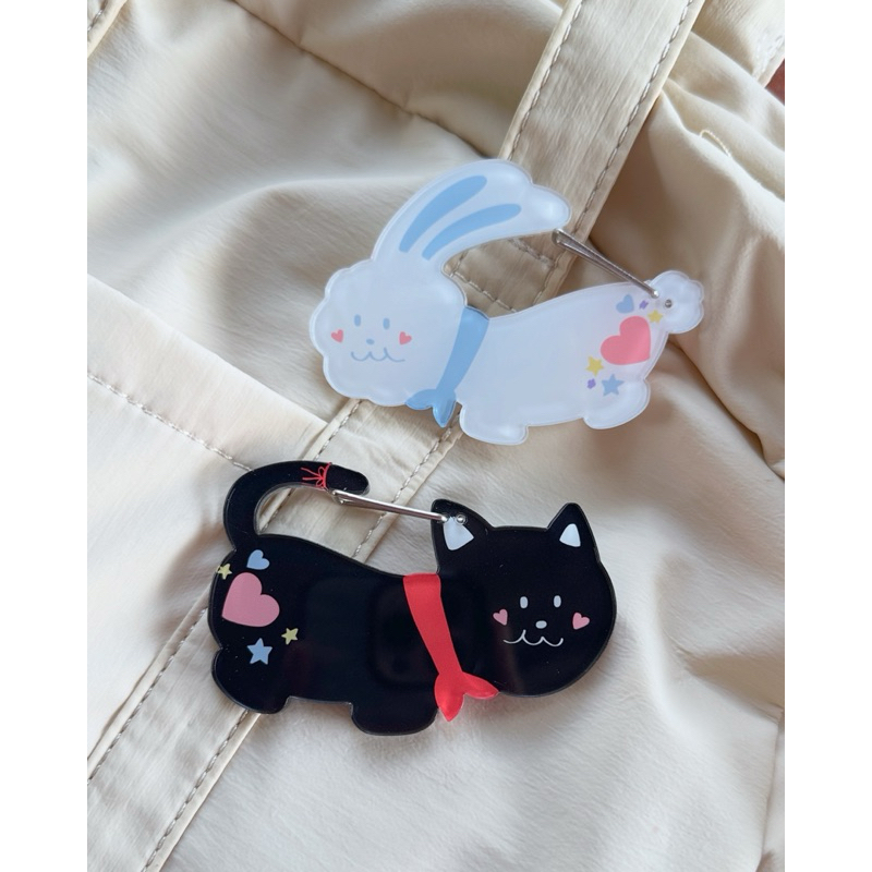 🐇 𝐜𝐚𝐫𝐚𝐛𝐢𝐧𝐞𝐫 - bobo&ruby ที่แขวนกระเป๋า ตะขออคริลิค 8cm. 🐈‍⬛
