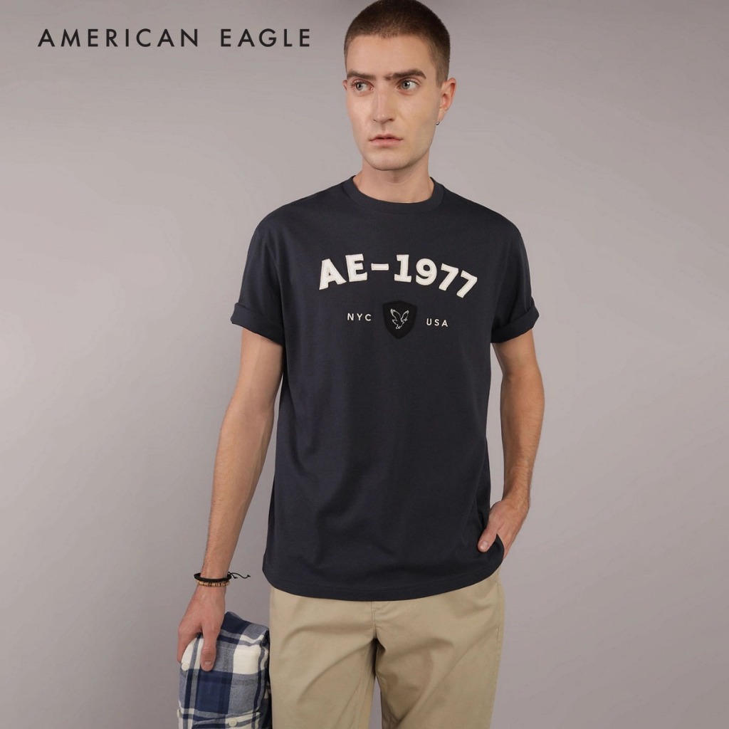 American Eagle Elevated Logo Graphic T-Shirt เสื้อยืด ผู้ชาย โลโก้ กราฟฟิค (NMTS 017-4009-001)