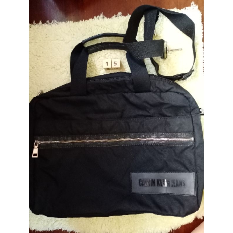 กระเป๋าใส่โน้คบุ้คสีดำ calvin klein