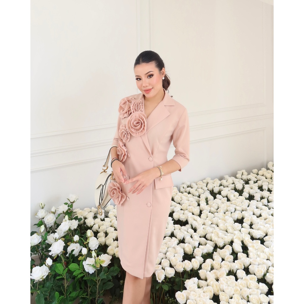 MISSY IRISH COLLECTION - เดรสคอลเลคชั่นลิมิเตด เป็นทรงสูทคลาสสิค แต่งด้วยดอกกุหลาบ 7 ดอก