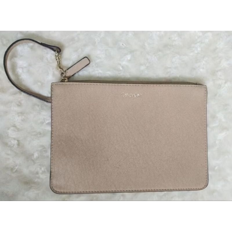 กระเป๋าคล้องมือสีเนื้อ calvin klein