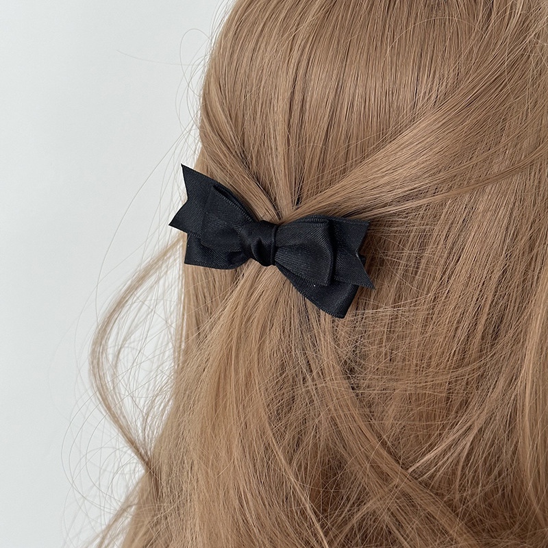 🎀 โบว์จิ๋วติดผม กิ๊บโบว์ปากเป็ด ขนาด 9 x 4 ซม. ดีไซน์น่ารักกำลังดี เพิ่มความหวานให้ลุคทุกวัน 💕 ผลิตจากวัสดุคุณภาพดี