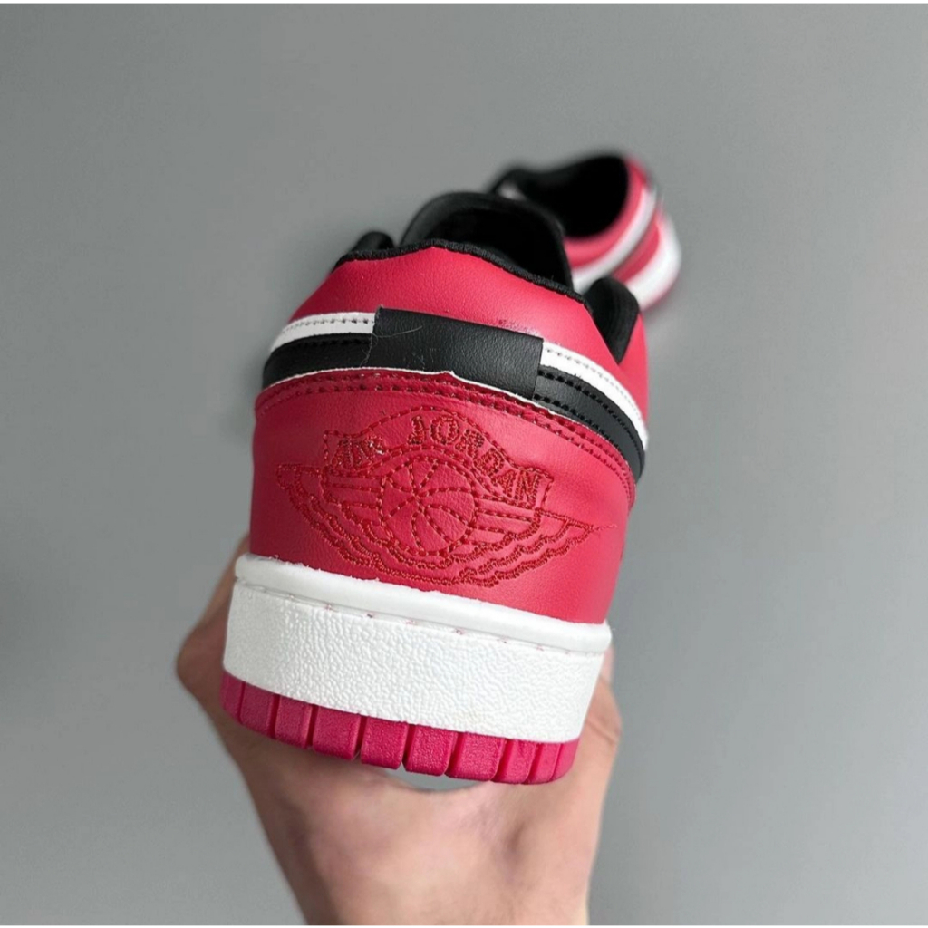 แนะนำ 100% NIKE Air Jordan 1 Low Top Black Toe รองเท้ากีฬาสำหรับบุรุษและสตรี Nike Jordan Sports Shoes แท้