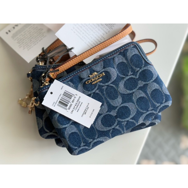 Coach cz452 กระเป๋าคล้องมือ ไซส์ S ซิปเดียว ลายc เนื้อผ้าสีเดนิม มีเชอร์รี่ห้อยเก๋ๆค่ะ