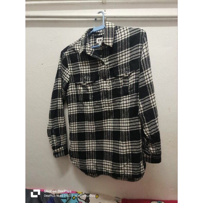 เสื้อเชิ้ต Uniqlo ลายสก๊อตสีขาว-ดำมือสอง