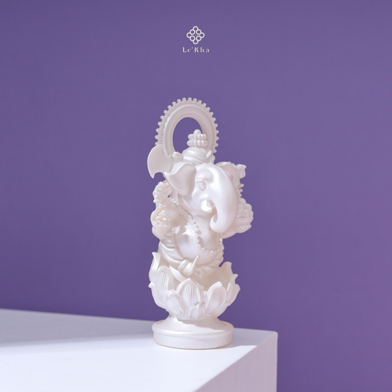พระพิฆเนศ ปางประทานพร สี silver white pearl ขนาด 8 cm. พร้อมโดมแก้วครอบใส ขนาด 8×12 cm.