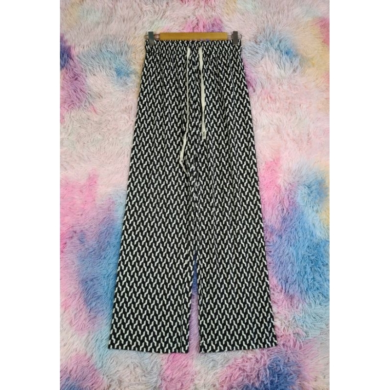 ป้าย IEF size S กางเกงขายาวผ้าคอตตอนสีดำลายกราฟฟิกสวยๆเอวยืดด้านหน้ามีสายรูดเอว
รอบเอว 26-28 สะโพก 3