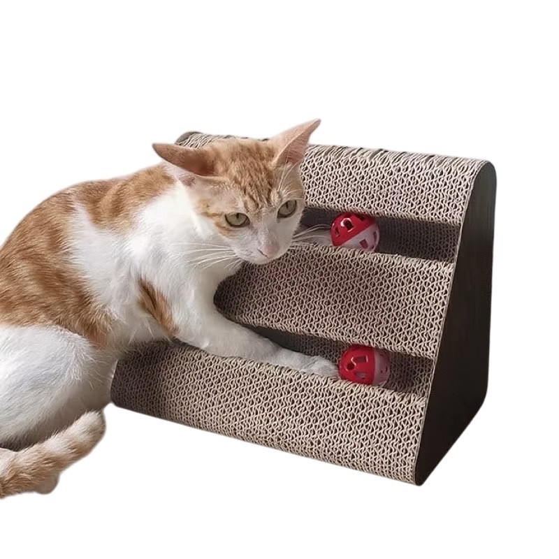 สามเหลี่ยมรางบอลที่ลับเล็บแมว มีลูกบอลให้แมวเล่นเพลิน