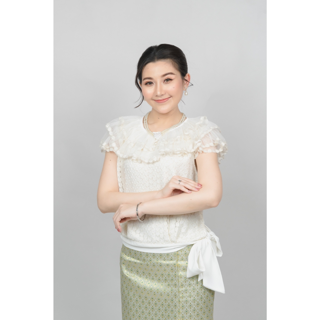 BS001 ชุดไทยประยุกต์เด็กและแม่ เสื้อลูกไม้คอระบายผูกโบว์ข้างพร้อมผ้าถุง - รูปที่ 2