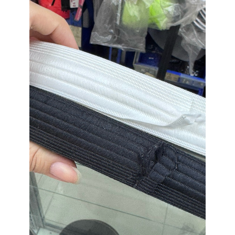 ( 1 ม้วน / 100 เมตร ) กุ้นขอบหมวก โพลี ขนาด 1.2 นิ้ว 👉🏻 มี 2 สี ( ขาว , ดำ ) 👉🏻 ใช้เย็บของหมวกแก๊ป / หมวกโรงงาน
