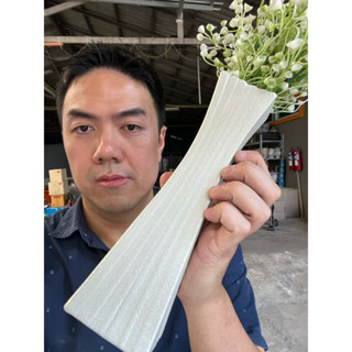 แจกันเซรามิก แจกันดอกไม้ แจกันดอกเดียว ขนาด 9.5 นิ้ว สีขาวล้…