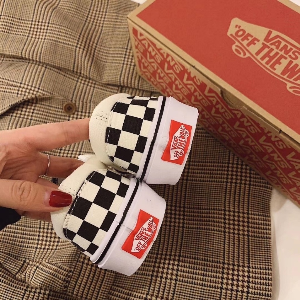 จัดส่งที่รวดเร็ว Vans OFF THE WALL slip-on Checkerboard Classic รองเท้าผ้าใบ Sneakers