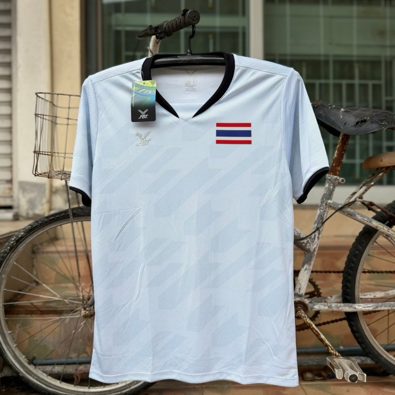 เสื้อกีฬาทีมชาติ FBT คอวี คอเย็บปกเสริม พิมพ์ลาย ผ้ามัน ลื่น B2A222