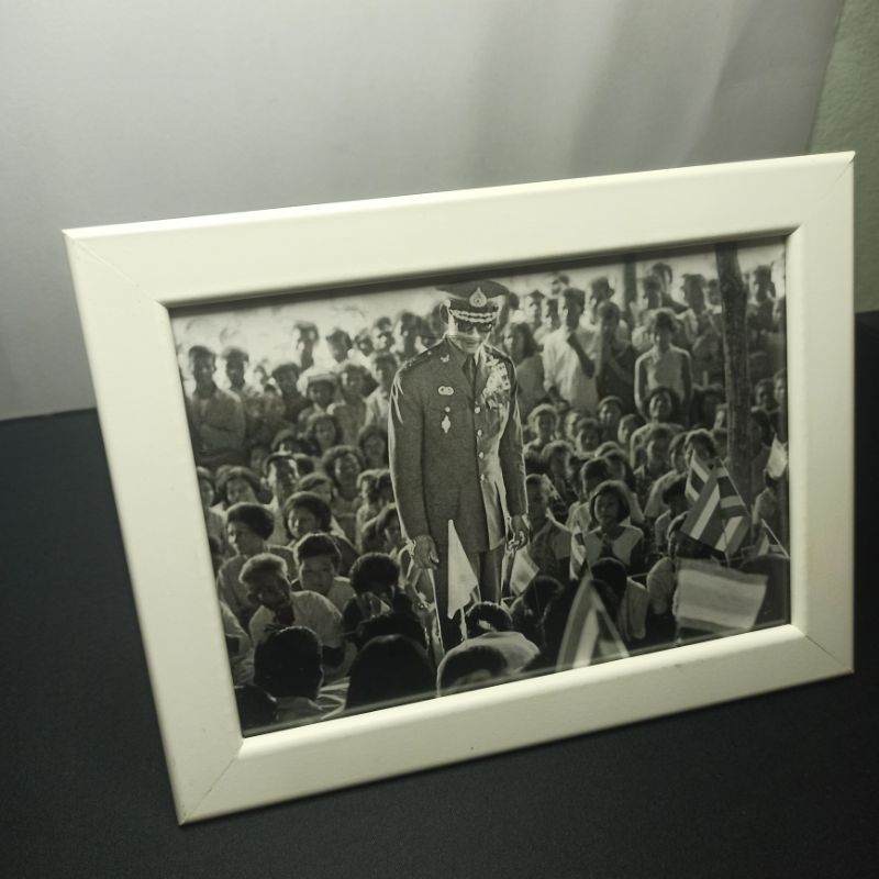กรอบรูปภาพในหลวงรัชกาลที่ 9 (ภาพขาวดำ)