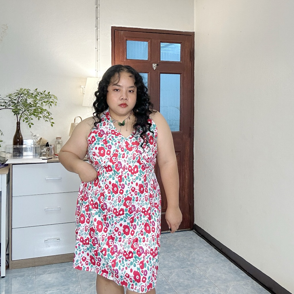 Ssp-เดรสสาวอวบลายดอกคล้องคอโชว์หลัง รุ่น P009