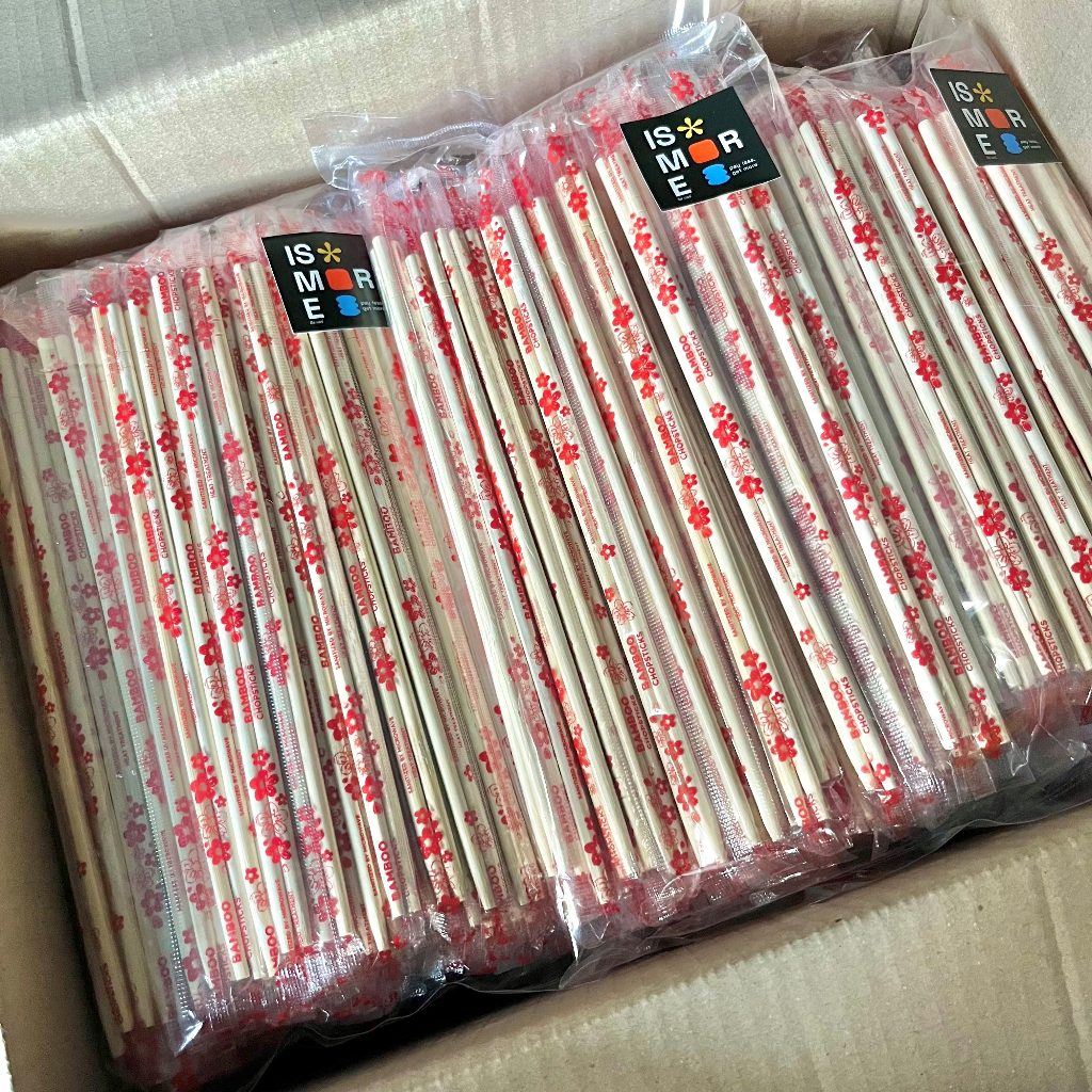 ตะเกียบไม้ไผ่ 1,400 คู่ 20 ห่อ แพ็คละ 70 คู่ ตะเกียบลายดอกไม้สีแดง 22 ซม.