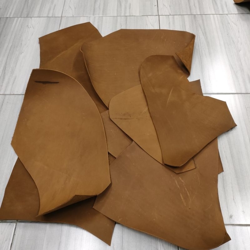 เศษหนังแท้-ออยขัด  โทนสีน้ำตาล🌰 -หนา 1.4-2.0 มม. -ขนาด : เกือบๆA4 ,บางผืนใหญ่ก็ว่าA4 -แช่น้ำ ดัดทรง /ขัดขอบขึ้น