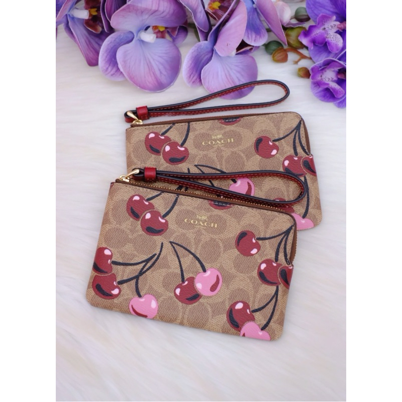 Coach CZ450 กระเป๋าคล้องมือ ไซส์ Sซิปเดียว ลายc เชอร์รี่ค่ะ