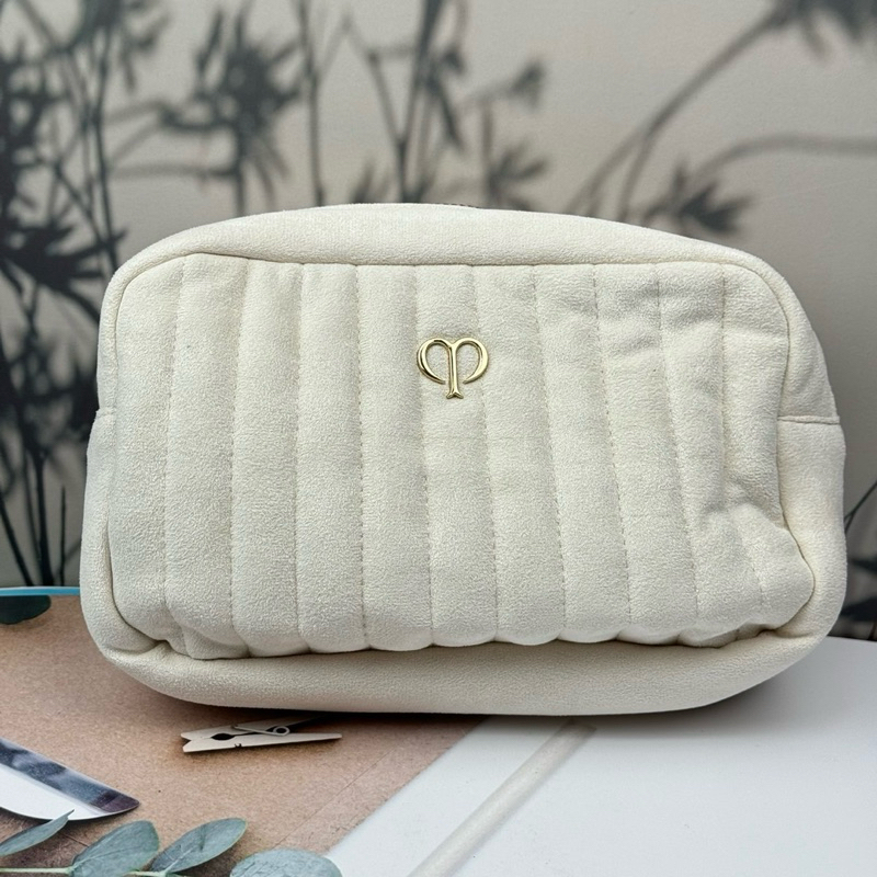 Cle de peau กระเป๋าใส่เครื่องสำอาง ทำจากผ้านะค่ะ