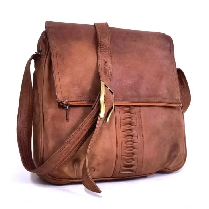 Arianne กระเป๋าหนังแท้ กระเป๋าสะพายข้าง กระเป๋ามือสอง หนังฟูลเกรน shoulder bag men women bag yonvintage