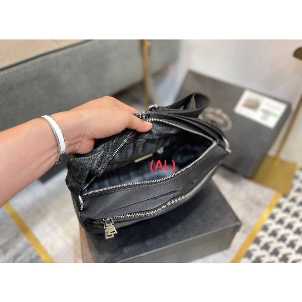 พร้อมส่ง กระเป๋าสะพายข้าง ผ้าไนล่อนสีดำ พราด้าP R A D A crossbody Size11นิ้ว