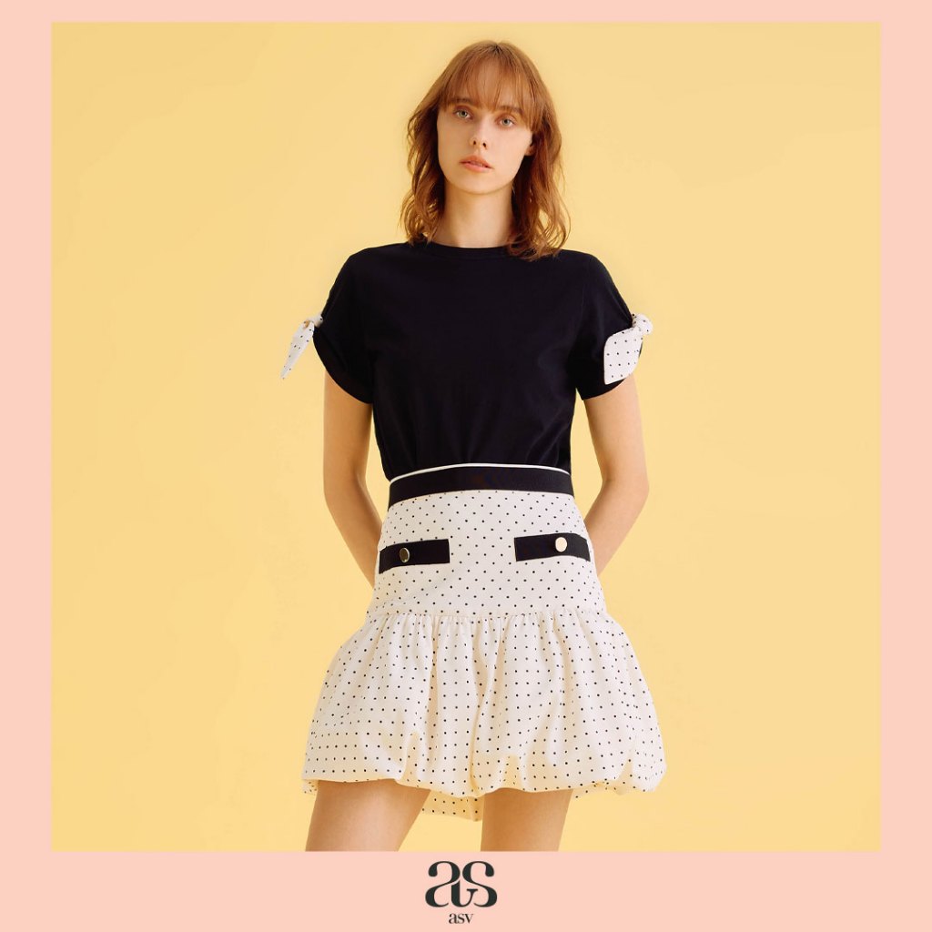 [asv ss25] Lillian T-Shirt เสื้อยืดผู้หญิง แขนสั้น ดีเทลผูกปมที่แขนเสื้อ แต่งกระดุมคล้องห่วงด้านหลัง